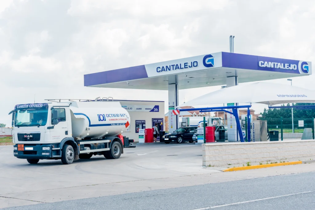 Gasóleos Cantalejo - cantalejo gasolinera de día
